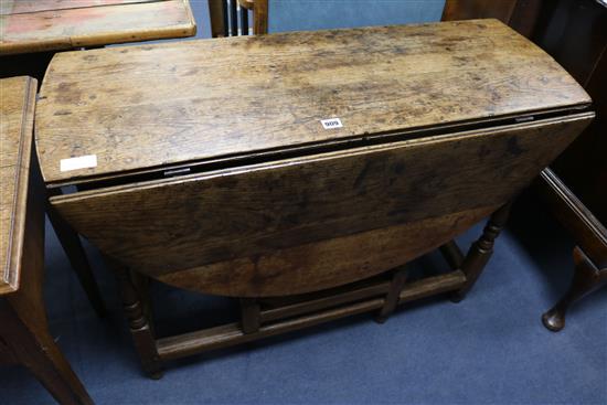 An oak gateleg table W.102cm